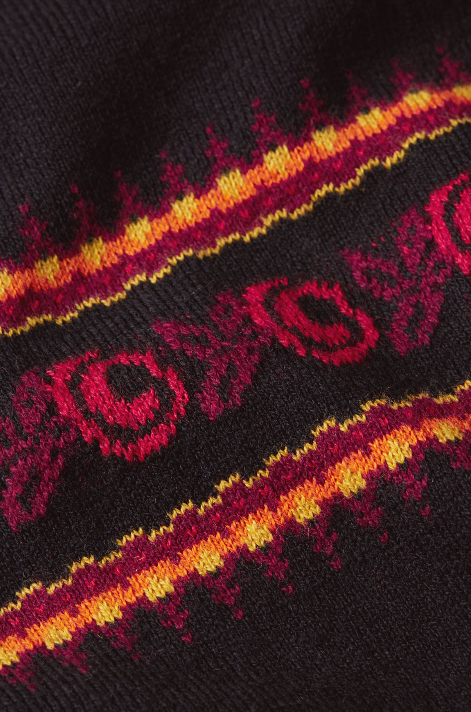 Rollkragenpullover mit Rosen-Muster, Black
