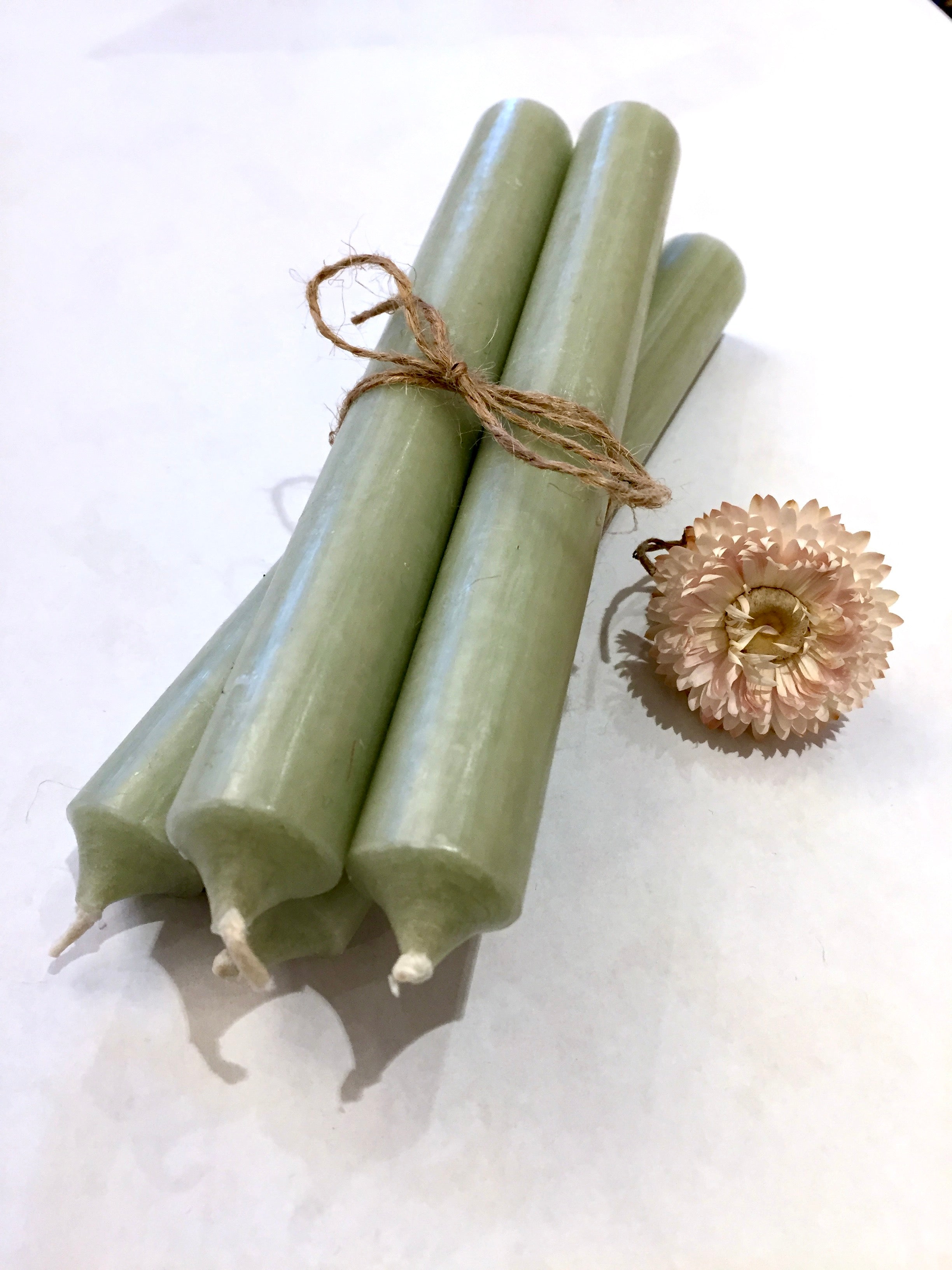 4 Stabkerzen in Salbei, mittel