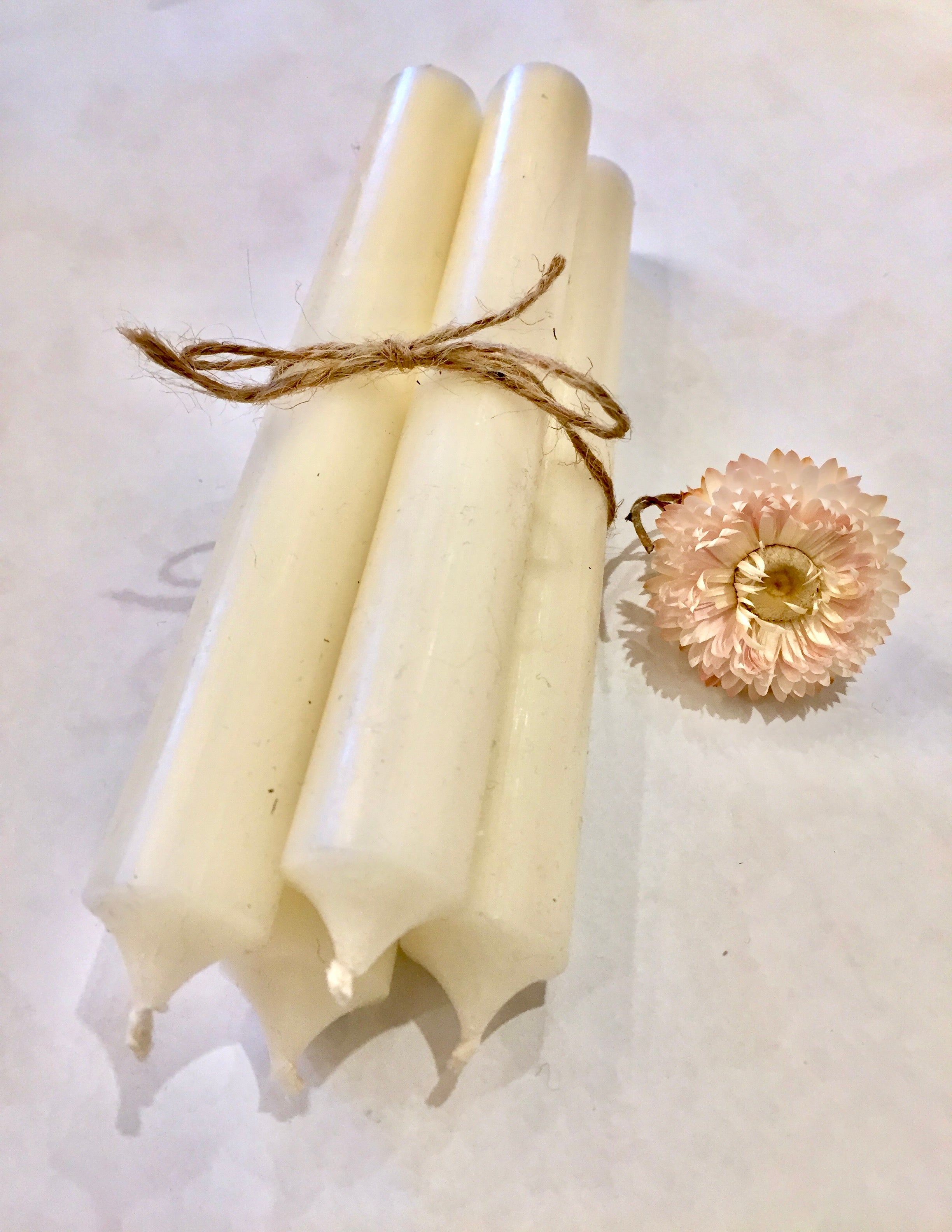 4 Stabkerzen in Cremeweiß, mittel