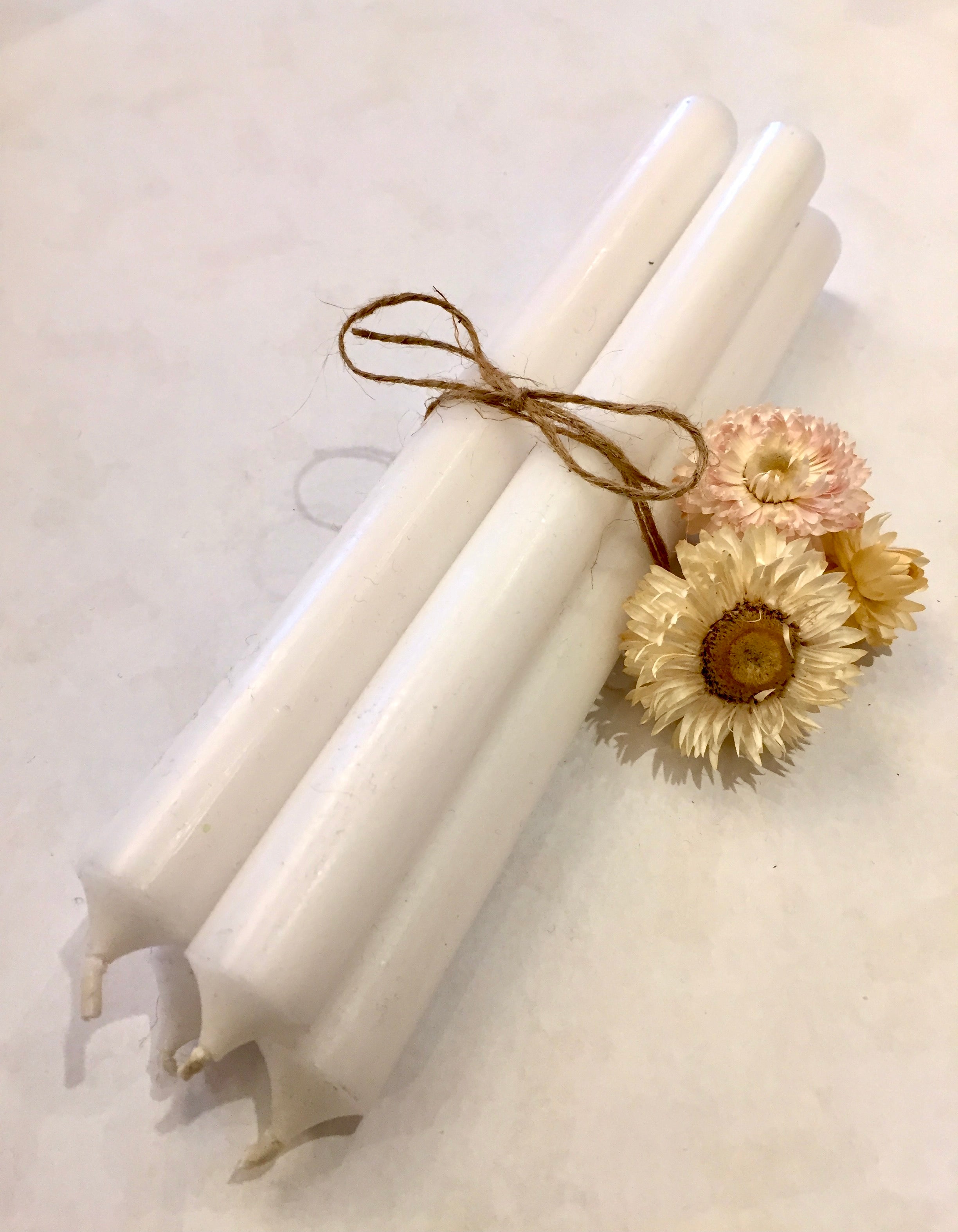 4 Stabkerzen in Weiß, lang